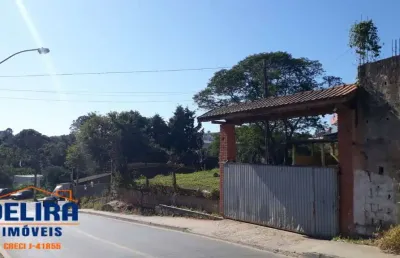 Terreno com duas casas espaçosas em ótima localização.