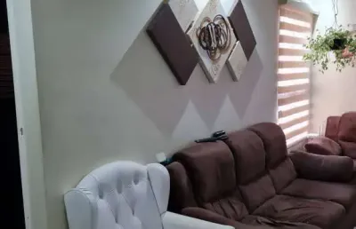 Apartamento com 2 dormitórios e um deles mobiliado.