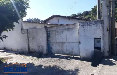 Casa sede mais 2 casas no quintal com área verde nos fundos