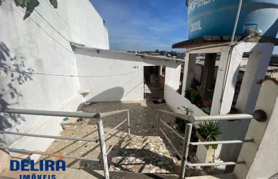 Casa à venda com ótima localização, com duas casas de aluguel.