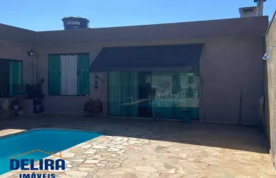 Edícula espaçosa com charme rústico, piscina e uma casa em construção.