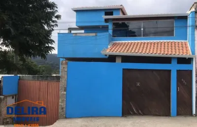 Casa de 4 andares em boa localização, para moradia ou renda mensal.