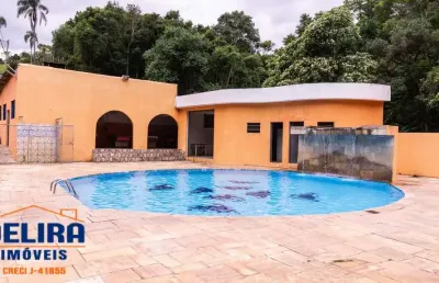 Sítio com 31.000 mil m² com 3 casas e 3 alojamentos.