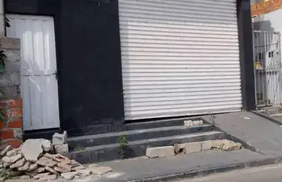 Salão para locação em terra preta em rua asfaltada.