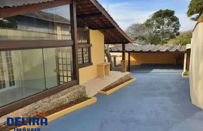 Casa com excelente localização, piscina e área gourmet.