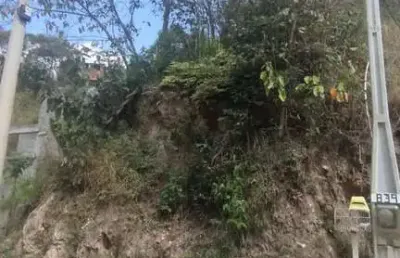 Terreno com potencial - 890m² em aclive, ótima localização!