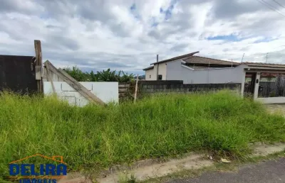 Terreno em terra preta com um projeto aprovado e obra iniciada