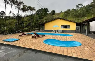 Sítio com casa principal, casa de caseiro e infraestrutura de lazer