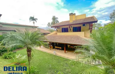 Excelente casa em condomínio com características de campo