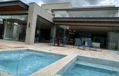 Casa de luxo localizada em um dos melhores condomínios de alto padrão da região