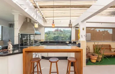 Casa com 2 dormitórios, 3 banheiros , excelente acabamento.