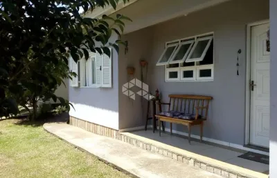 Duas casas, uma alvenaria e outra madeira, de frente para rua.