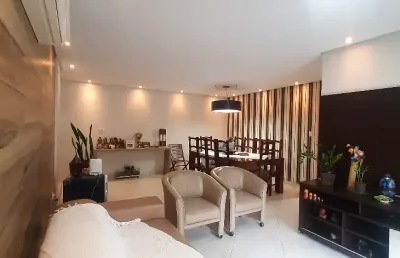 Apartamento 3 dormitórios, 152 m², vista mar com varanda na ponta da praia.