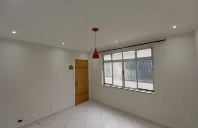 Apartamento reformado na ponta da praia – conforto e localização perfeita!