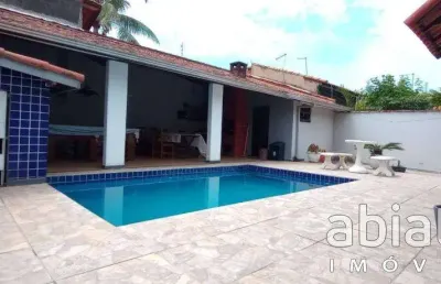 Linda casa com 3 dorm, piscina, churrasqueira e vaga para 3 autos em itanhaém - sp