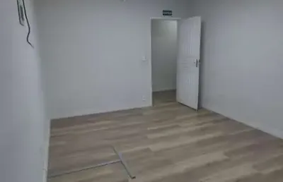 Sala 30 mts² comercial com 1 baheiro para locação na kizaemon takeuti - taboão da serra - sp