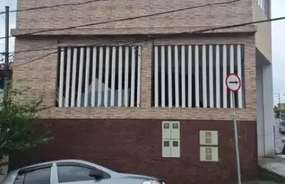 Sobrado à venda no centro do taboão com 2 casas e 3 salões comerciais – ideal para investidores
