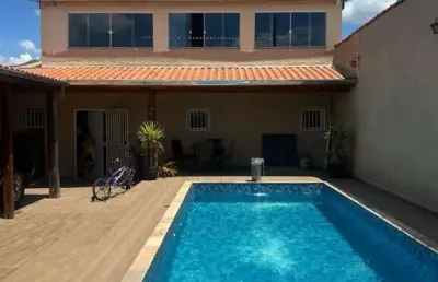 Casa com 2 quartos, piscina, área gourmet e espaço extra próximo à br