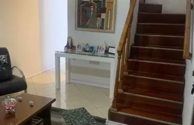 Sobrado a venda com 3 quartos 2 salas 1sala1 cozinha e banheiro campo limpo