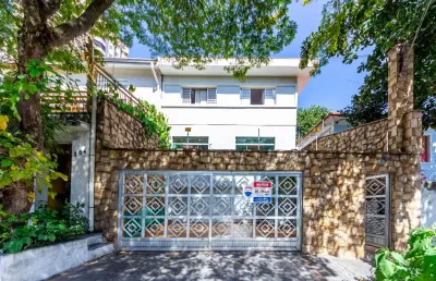 Sobrado, 197m² de construção, 3 dormitórios, estilo contemporâneo na bosque da saúde