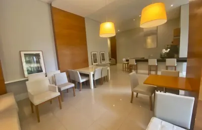Apartamento de alto padrão com vista panorâmica para praça