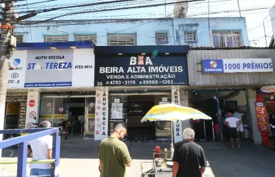 Conjunto comercial com 3 salões comerciais e 5 salas no primeiro andar