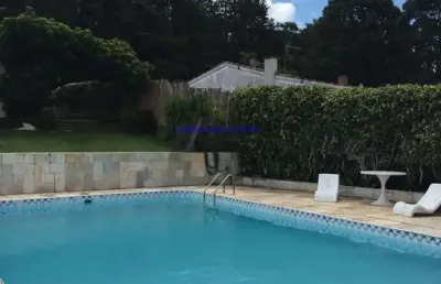 Casa 480m², 04 dormitórios (sendo 02 suítes), 03 banheiros, 05 vagas de garagem, 02 canis e piscina.  condomínio com portaria.  excelente localização