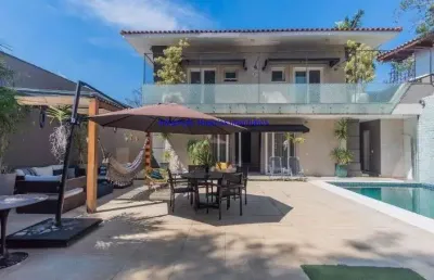Casa 720m², 04 dormitórios (sendo suítes), 05 banheiros e 04 vagas de garagem.  excelente localização, entre as ruas deputado fabio aranha