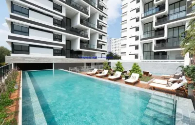 Apartamento 105m², 02 dormitórios ( sendo suítes), 03 banheiros e 02 vagas de garagem.  condomínio com portaria, segurança, piscina, salão de festa