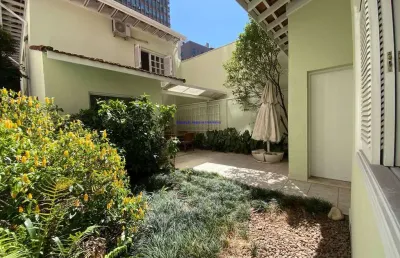 Casa sobrado 165m², 03 dormitórios (sendo 01 suíte) 02 banheiros e 02 vagas na garagem.  excelente localização; entre as ruas angelina maffei vita,