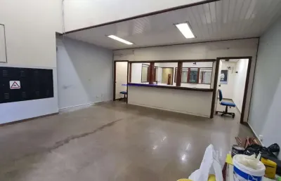 Loja 250m², 02 banheiros.  excelente localização  à 3 minutos andando para a estação do metrô são bento;  entre as ruas são bento, libero badaro
