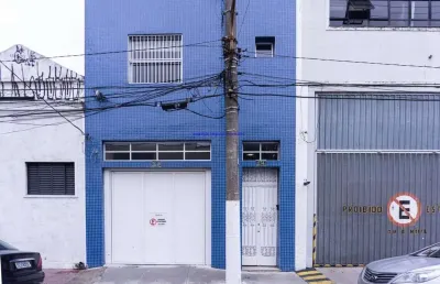 Casa 320m², 05 dormitórios (sendo 01 suíte), 05 banheiros e 04 vagas na garagem;   excelente localização á 10 minutos andando para a estação do metrô