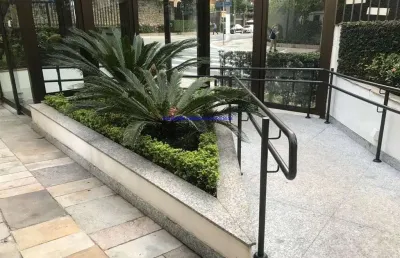 Apartamento 230m², 03 dormitórios (sendo 3 suítes + 01 closet), 05 banheiros e 02 vagas na garagem.  condomínio com segurança, portaria, piscina, espa