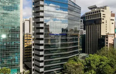 Conjunto comercial 891,74m², 01 banheiro e 19 vagas de garagem.  condomínio com recepção e segurança.  excelente localização