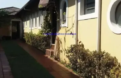 Casa 271m², 02 banheiros e 06 vagas de garagem.  excelente localização á 6 minutos andando para a estação do metrô pinheiros; entre as ruas paraopeba