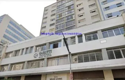 Condomínio com portaria e segurança.  excelente localização á 9 minutos andando para a estação do metrô consolação; entre as ruas costa,