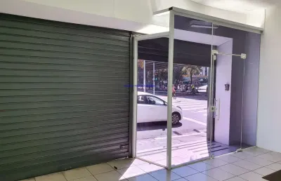 Loja  400m², 01 cozinha e  07 banheiros.  excelente localização á 5 minutos andando para a estação do metrô santa cecilia.