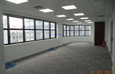 Conjunto comercial 377m²,  01 copa, 04 banheiros e 10 vagas na garagem.  condomínio com recepção e segurança 24hrs.  excelente localização.