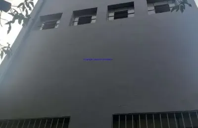 Prédio 601m², térreo: 01 salão com  02 banheiros (masculino e feminino); subsolo, 01 salão, edícula com 02 salas, 01 banheiro e 04 vagas na garagem;