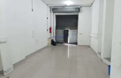 Loja com 180m² + 40m² de sobreloja e 02 banheiros.  excelente localização á 3 minutos andando para a estação do metrô são bento;