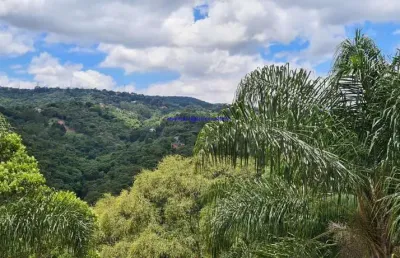 Sobrado residencial 500m², 04 dormitórios (sendo suítes), 05 banheiros e 05 vagas na garagem; possui piscina com deck, área goumert e jardim.