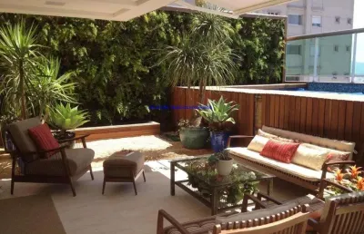 Apartamento cobertura 275m², 03 dormitórios (sendo suítes), 05 banheiros e 04 vagas na garagem; possui piscina, churrasqueira e jardim.