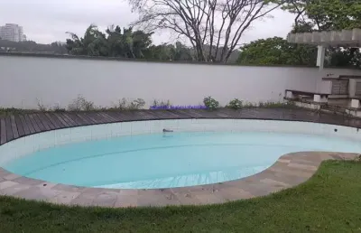Casa residencial 830m², 09 dormitórios (sendo 06 suítes, 03 quarto de serviço), 07 banheiros e 08 vagas na garagem; possui piscina, churrasqueira