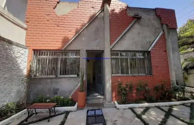 Casa comercial 300m², recepção, 06 salas, 03 banheiros e 05 vagas na garagem.   excelente localização á 9 minutos andando para a estação do metrô