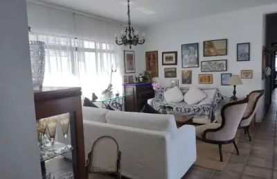Apartamento 210m², 03 dormitórios (sendo 01 suíte), 02 banheiros e 02 vagas na garagem.    condomínio com portaria 24hrs e salão de festa.