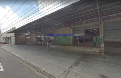 Galpão 5.271m², portaria, 14 acessos elevados para carga e descarga, 02 docas, rampa de acesso, área de escritório e administração, almoxarifado.