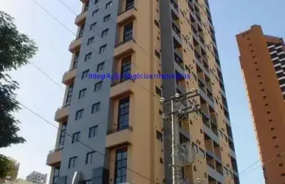 Apartamento 70m², 02 dormitórios (sendo 01 suíte), 02 banheiros e 02 vagas na garagem.  condomínio com portaria 24hrs, piscina, quadra de tênis.
