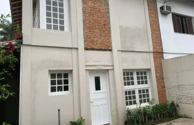 Sobrado residencial 230m², 04 dormitórios ( sendo 01 suíte), 04 banheiros e 05 vagas na garagem.    excelente localização