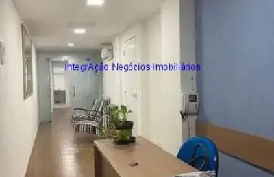 Conjunto comercial 230m², 05 banheiros e 03 vagas na garagem.    condomínio com recepção e segurança 24hrs.  excelente localização.