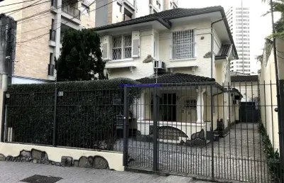Sobrado residencial 380m², 04 dormitórios (sendo 03 suítes), 04 banheiros e 03 vagas na garagem.  possui piscina privativa e churrasqueira.